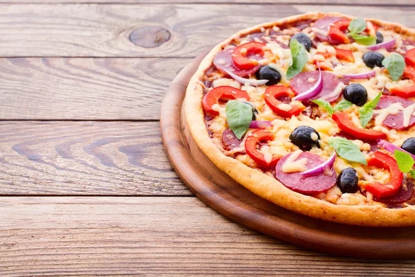 Heerlijke verse pizza geserveerd op houten tafel. — Stockfoto