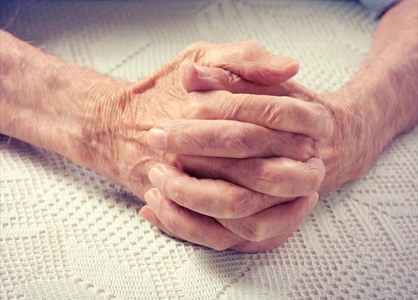 Viejos tomados de la mano . — Foto de Stock