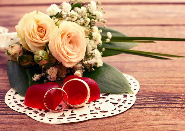 Anéis de casamento. Buquê nupcial de flores brancas — Fotografia de Stock