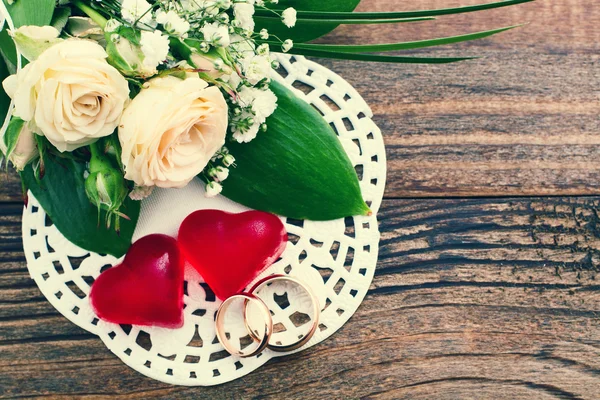 Buquê nupcial de flores brancas na superfície de madeira . — Fotografia de Stock