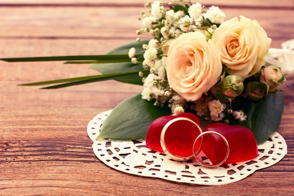 Anéis de casamento. Buquê nupcial de flores brancas — Fotografia de Stock