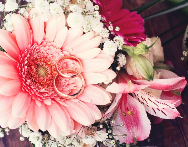 Brautstrauß aus weißen Blumen auf hölzerner Oberfläche. — Stockfoto