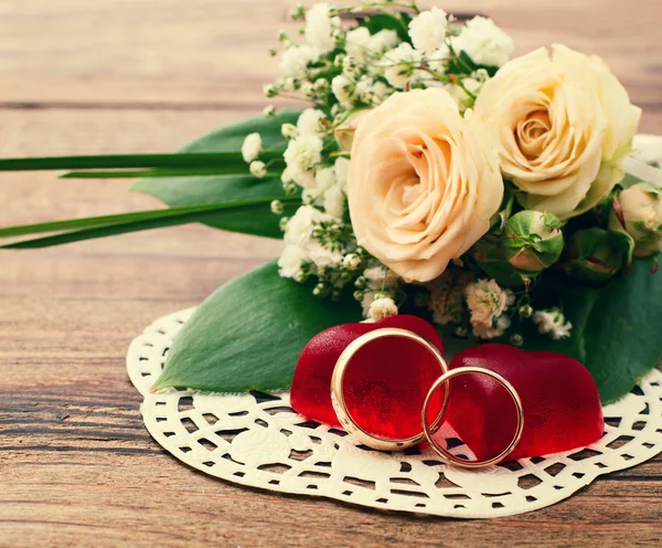 Buquê nupcial de flores brancas na superfície de madeira . — Fotografia de Stock