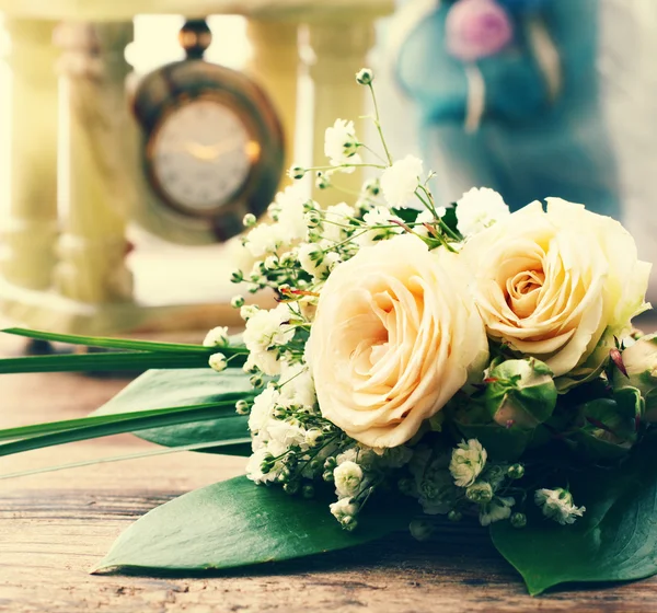 Bruids boeket van witte bloemen op houten oppervlak. — Stockfoto