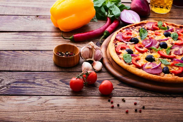 Pizza mit Schinken, Pfeffer und Oliven. leckere frische Pizza auf Holztisch serviert. — Stockfoto