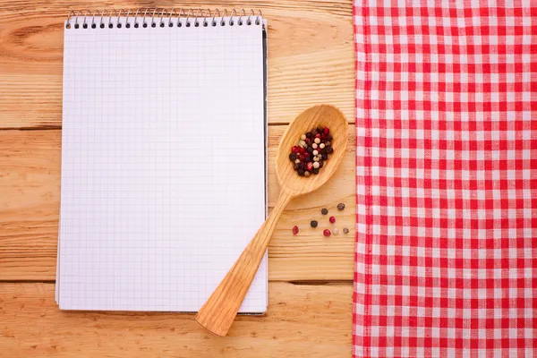 Чистый ноутбук для записи меню, рецепт на красной клетчатой скатерти тартан . — стоковое фото