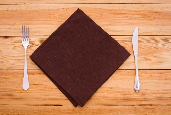 木製テーブル トップ ビューでカトラリー赤の市松模様のテーブル クロス タータン. — ストック写真