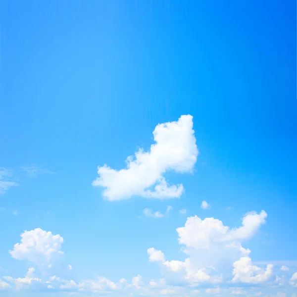 Голубое небо с солнцем и красивыми облаками — стоковое фото