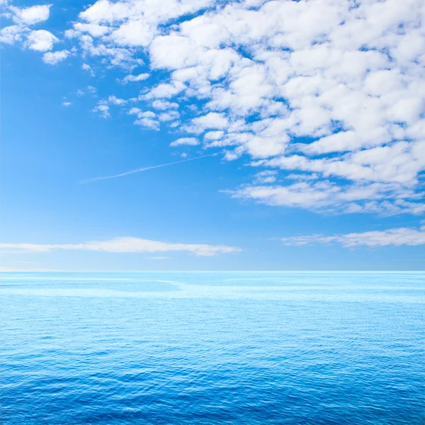 青い熱帯海と空のビーチで雲. — ストック写真