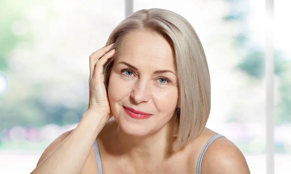 Glückliche Schöne Blonde Frau Mittleren Alters Zeigt Ihr Perfekt Gepflegtes — Stockfoto