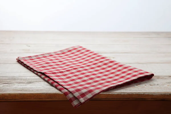 Guardanapo. Toalha de mesa tartan, xadrez, toalhas de prato em branco tabela de madeira de fundo vista superior, mock up — Fotografia de Stock