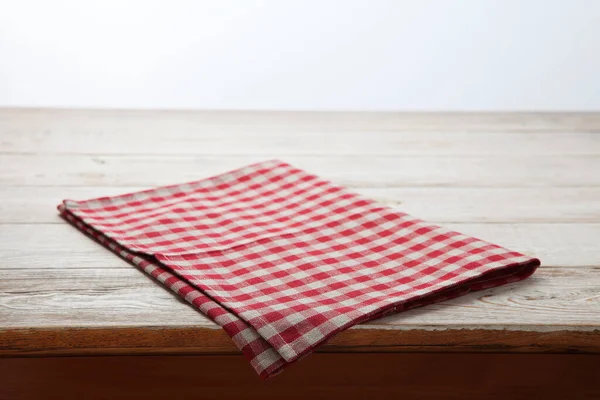 Servet. Tafelkleed tartan, geruit, theedoeken op witte houten tafel achtergrond bovenaanzicht, mock up — Stockfoto