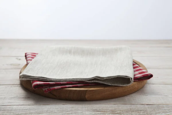 Χαρτοπετσέτα. Στοίβα από πολύχρωμες πετσέτες πιάτων σε λευκό ξύλινο τραπέζι πάνω όψη — Φωτογραφία Αρχείου
