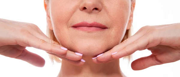 Orta yaş, estetik ameliyatlardan önce kadının yüzünü kapatır. Buruşuk yüz için cilt bakımı. Yüz derisi ve dış hatları.. — Stok fotoğraf
