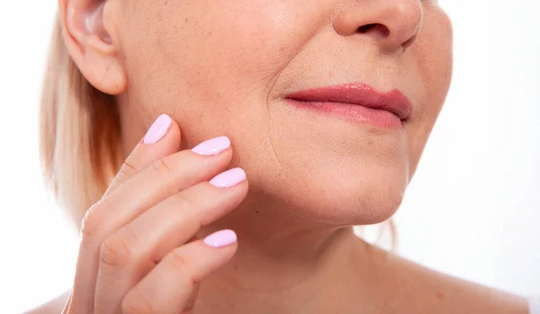 Middelbare leeftijd close-up vrouw gezicht voor na cosmetische ingrepen. Huidverzorging voor gerimpeld gezicht. Gezichtsverzorging en contouren. — Stockfoto