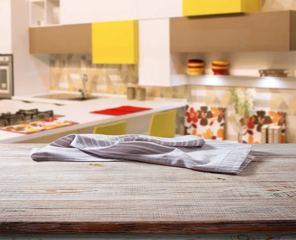 Witte servet, tafelkleed op houten dek model. Keuken interieur achtergrond — Stockfoto