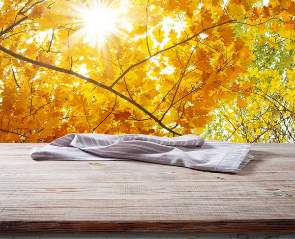 Servilleta blanca, mantel en la maqueta de cubierta de madera. — Foto de Stock