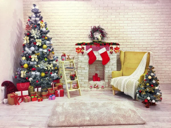 クリスマスツリーとギフトボックス付きのクリスマススタイルで装飾されたバックアップインテリアルーム — ストック写真