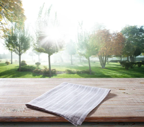 ナプキンテーブルクロス木製のデッキフロントビューモックアップ 夏の風景背景 — ストック写真