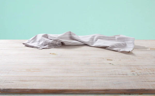 ナプキンテーブルクロス木製デッキフロントビューモックアップ — ストック写真