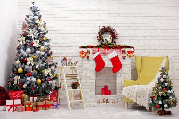 크리스마스 트리와 상자로 장식된 전형적 — 스톡 사진