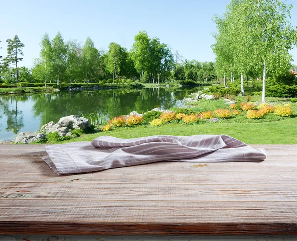 ナプキンテーブルクロス木製のデッキフロントビューモックアップ 夏の風景背景 — ストック写真