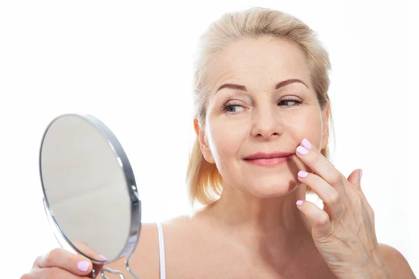 Happy Middle Aged Woman Model Menyentuh Kulit Wajah Melihat Cermin — Stok Foto