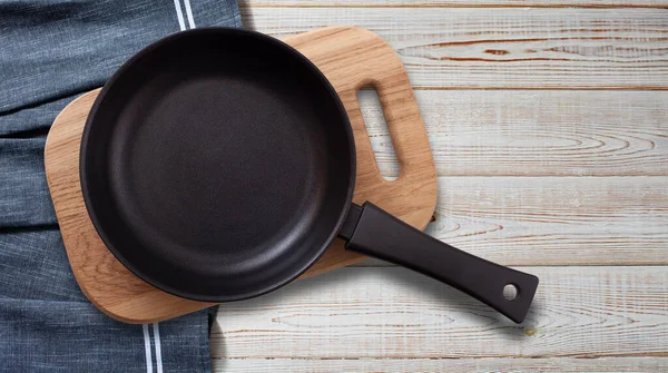 Empty Fry Pan Board Napkin Wooden Table Top View Mock — Stock Photo, Image