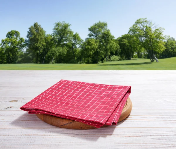 Boş Pizza Tahtası Beyaz Tahta Güvertede Kırmızı Havlu — Stok fotoğraf