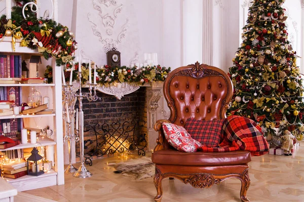 クリスマスツリーとギフトボックス付きのクリスマススタイルで装飾されたクラシックインテリアルーム — ストック写真