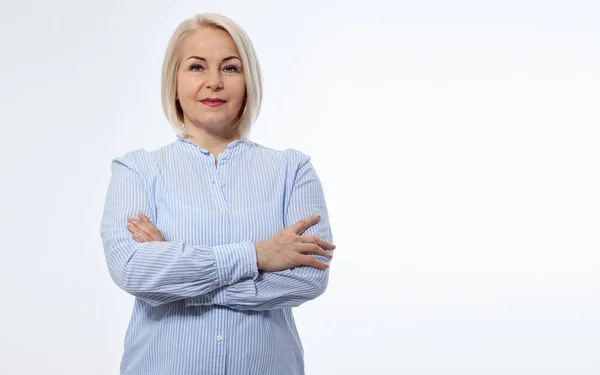 Attraktive Frau Mittleren Alters Mit Gefalteten Armen Auf Weißem Hintergrund — Stockfoto