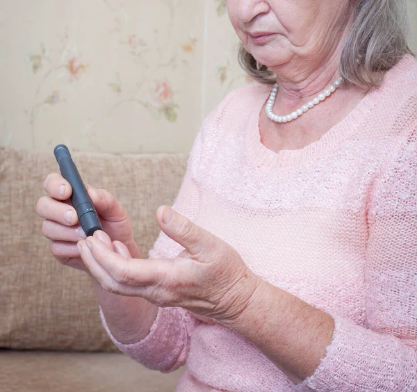 Senior Woman Checking Blood Sugar Level Using Glucometer Close Hand — Stock Photo, Image