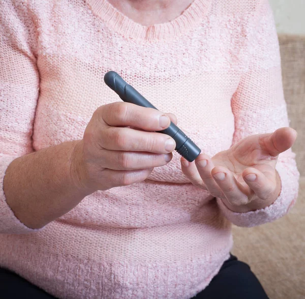 老年妇女用糖蜜计检查血糖水平 老年糖尿病患者的特写 老年人的糖尿病治疗 — 图库照片