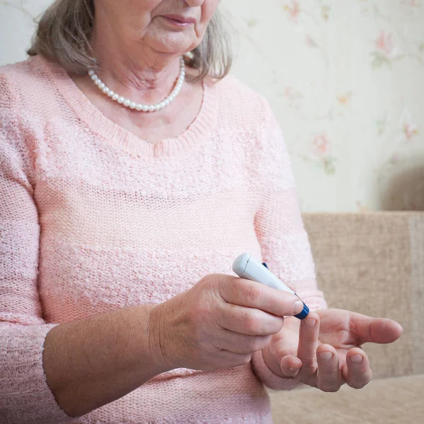 Donna Anziana Che Controlla Livelli Zucchero Nel Sangue Usando Glucometro — Foto Stock