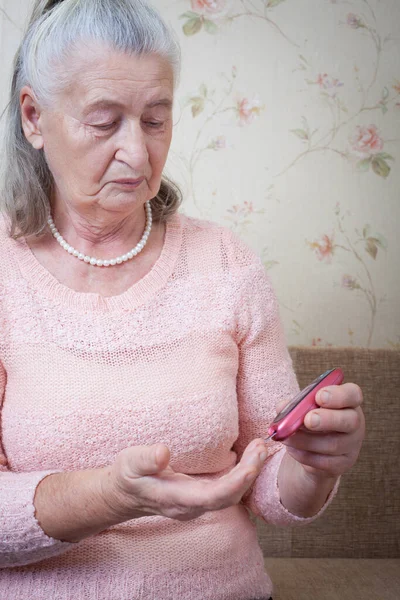 Oudere Vrouw Controleert Bloedsuikerspiegel Met Behulp Van Glucometer Een Close — Stockfoto