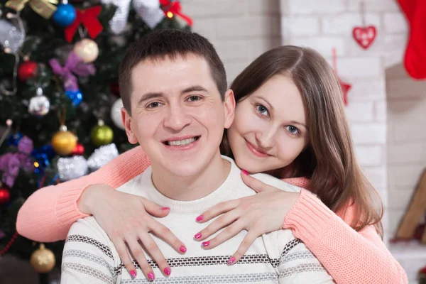 Casal Abraçando Época Natal Casa — Fotografia de Stock