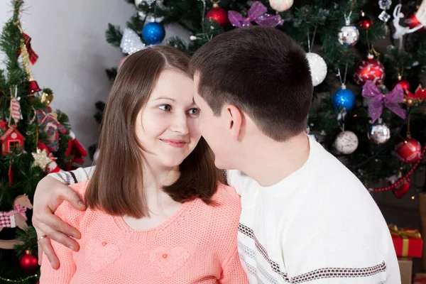 Couple Câlins Dans Temps Noël Maison — Photo