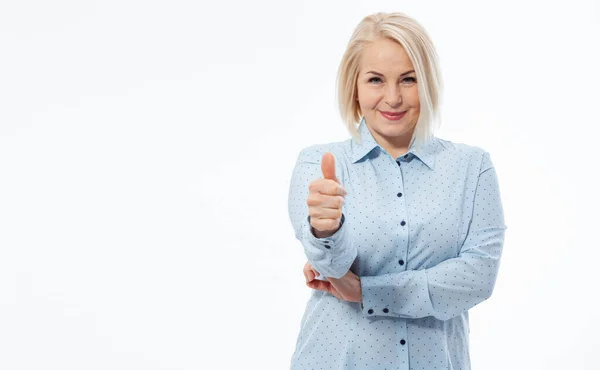 Glada Leende Äldre Gråhårig Blond Kvinna Dam 40S Gammal Blå — Stockfoto