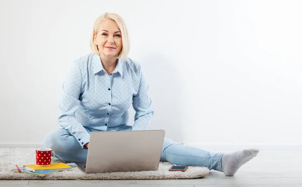 Mujer Mediana Edad Feliz Sentado Relajado Suelo Utilizando Ordenador Portátil —  Fotos de Stock