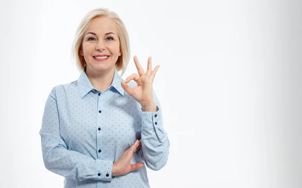 Alegre Sonriente Mujer Negocios Rubia Camisa Azul Pie Mostrando Gesto — Foto de Stock