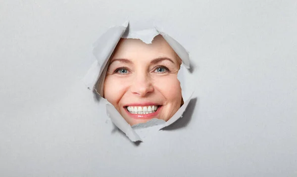 Έκπληκτη Γυναίκα Ψάχνει Παιχνιδιάρικα Σχισμένο Χαρτί Τρύπα Έχει Ενθουσιαστεί Χαρούμενη — Φωτογραφία Αρχείου