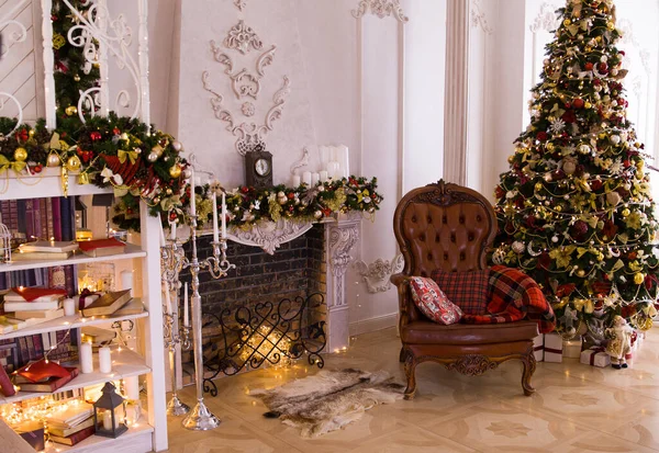 クリスマスツリーとギフトボックス付きのクリスマススタイルで装飾されたクラシックインテリアルーム — ストック写真