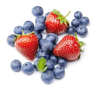 Beyaz arka planda izole edilmiş dut yığını