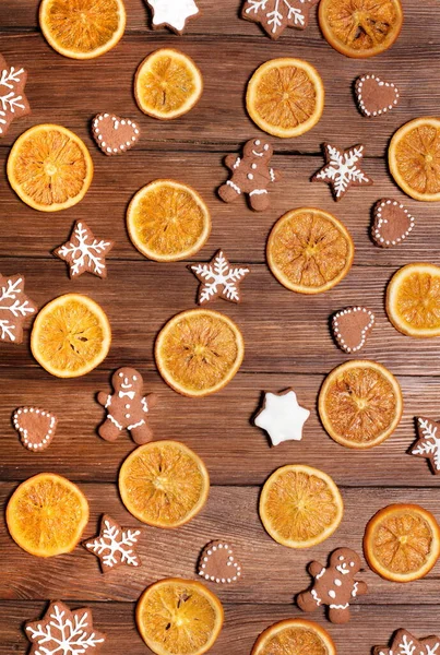 Vánoční Téma Zdobené Dřevěné Pozadí Suchými Oranžové Plátky Perník Cookies Royalty Free Stock Obrázky