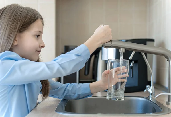 Criança Está Bebendo Água Torneira Fresca Pura Vidro Água Sendo — Fotografia de Stock
