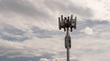 Bulutlu bir günde 5G telefon kulesi.