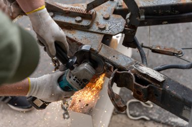 Bir parça metali bir aksaklıktan öğütüyor.