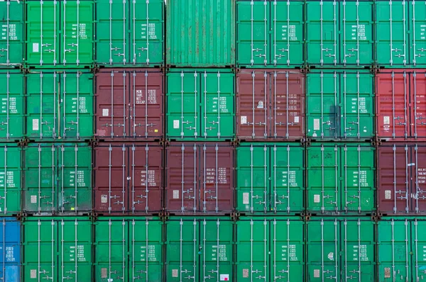 Kırmızı ve yeşil nakliye konteynırları, Sydney Aust 'ta bir araya toplanmış.