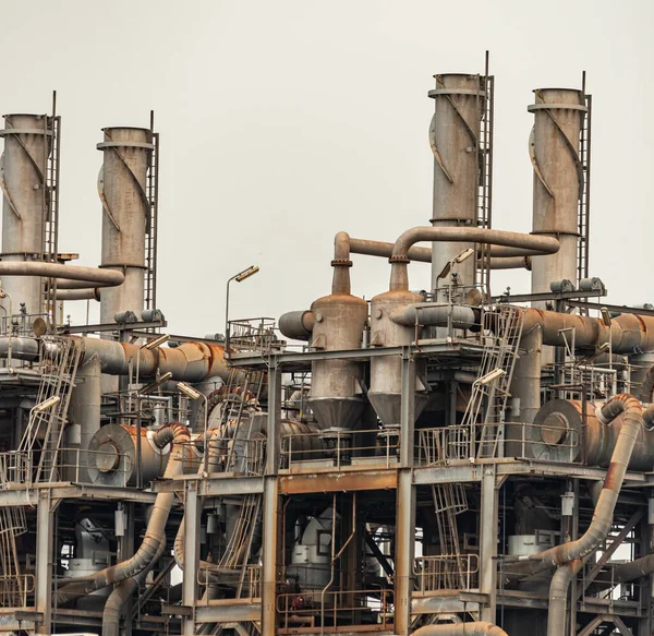 Ein Chemiewerk Und Stahlpipelines — Stockfoto