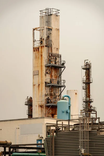 Industrieanlage Alter Verrosteter Turm Zur Kühlung — Stockfoto